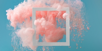 fundo azul com fumaça cor de rosa e um quadraro branco