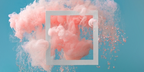 fundo azul com fumaça cor de rosa e um quadraro branco