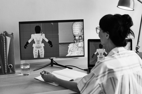 Senhora a trabalhar no computador